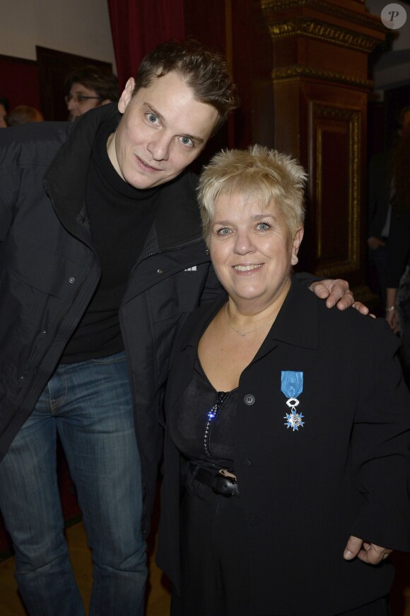 Mimie Mathy a reçu les insignes de Chevalier de l'Ordre National du Mérite des mains de Jean-Claude Camus à l'issue de son spectacle "Je re-papote avec vous" au théâtre de la Porte Saint-Martin à Paris, le 13 decembre 2013.