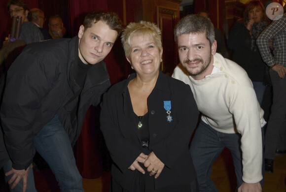Mimie Mathy a reçu les insignes de Chevalier de l'Ordre National du Mérite des mains de Jean-Claude Camus à l'issue de son spectacle "Je re-papote avec vous" au théâtre de la Porte Saint-Martin à Paris, le 13 decembre 2013.