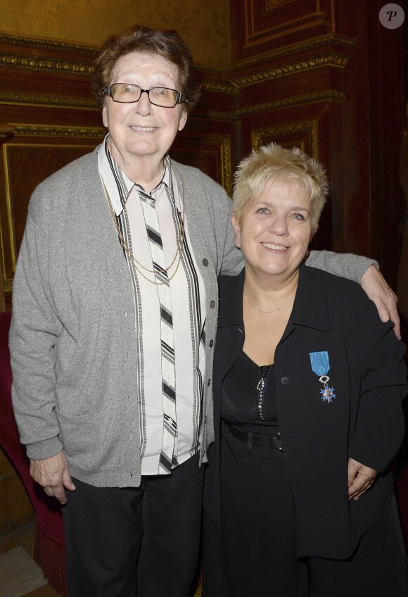 Mimie Mathy et sa mere - Mimie Mathy a recu les insignes de Chevalier dans l'Ordre National du Merite des mains de Jean-Claude Camus a l'issue de son spectacle "Je re-papote avec vous" au theatre de la Porte Saint-Martin a Paris. Le 13 decembre 2013 14/12/2013 - Paris