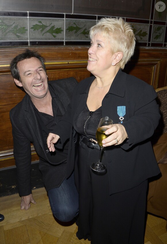 Mimie Mathy a reçu les insignes de Chevalier de l'Ordre National du Mérite des mains de Jean-Claude Camus à l'issue de son spectacle "Je re-papote avec vous" au théâtre de la Porte Saint-Martin à Paris, le 13 decembre 2013.