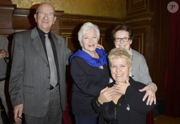 Mimie Mathy a reçu les insignes de Chevalier de l'Ordre National du Mérite des mains de Jean-Claude Camus à l'issue de son spectacle "Je re-papote avec vous" au théâtre de la Porte Saint-Martin à Paris, le 13 decembre 2013.
