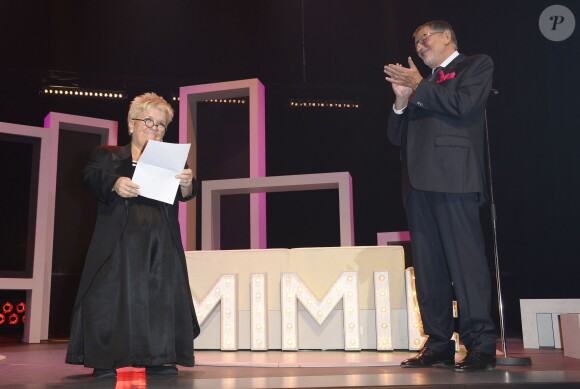 Mimie Mathy a reçu les insignes de Chevalier de l'Ordre National du Mérite des mains de Jean-Claude Camus à l'issue de son spectacle "Je re-papote avec vous" au théâtre de la Porte Saint-Martin à Paris, le 13 decembre 2013.