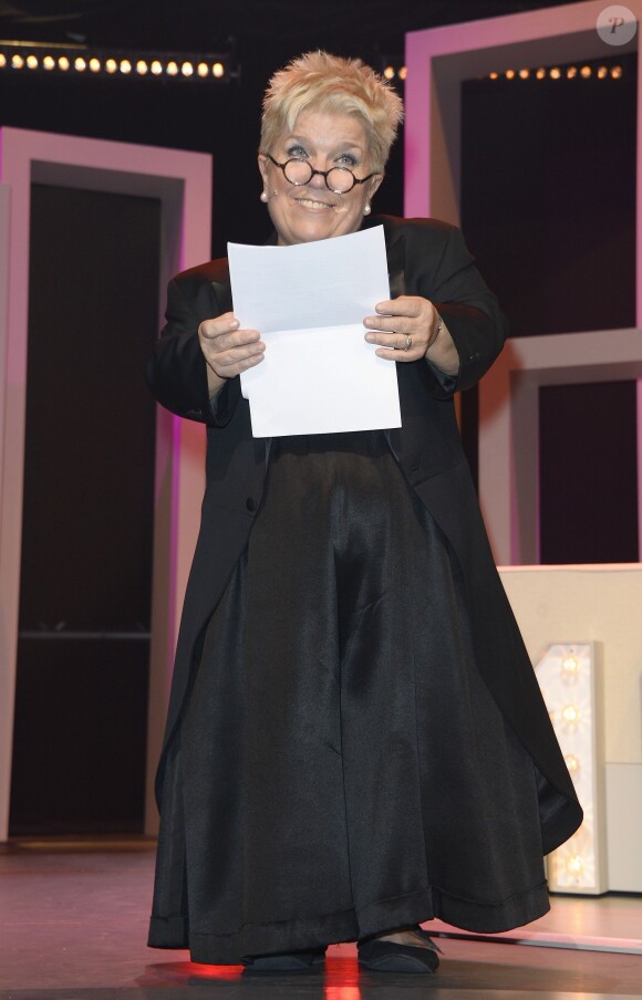 Mimie Mathy a reçu les insignes de Chevalier de l'Ordre National du Mérite des mains de Jean-Claude Camus à l'issue de son spectacle "Je re-papote avec vous" au théâtre de la Porte Saint-Martin à Paris, le 13 decembre 2013.