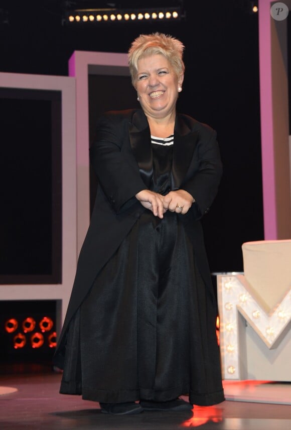 Mimie Mathy a reçu les insignes de Chevalier de l'Ordre National du Mérite des mains de Jean-Claude Camus à l'issue de son spectacle "Je re-papote avec vous" au théâtre de la Porte Saint-Martin à Paris, le 13 decembre 2013.
