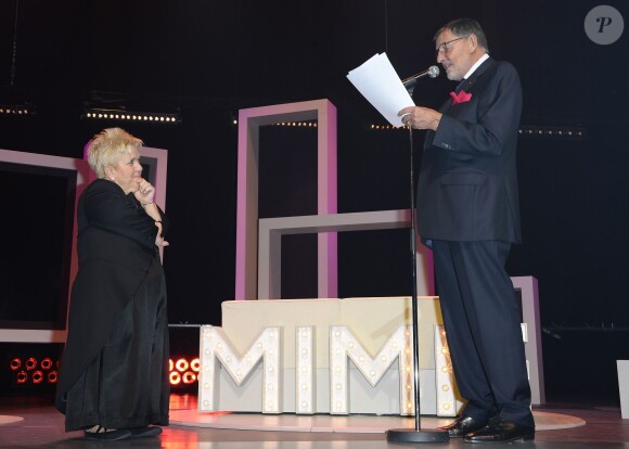 Mimie Mathy a reçu les insignes de Chevalier de l'Ordre National du Mérite des mains de Jean-Claude Camus à l'issue de son spectacle "Je re-papote avec vous" au théâtre de la Porte Saint-Martin à Paris, le 13 decembre 2013.