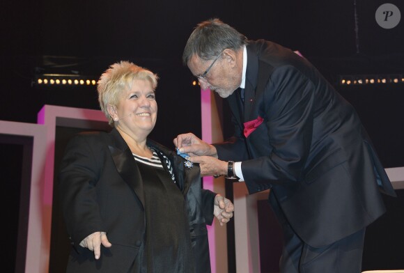 Mimie Mathy a reçu les insignes de Chevalier de l'Ordre National du Mérite des mains de Jean-Claude Camus à l'issue de son spectacle "Je re-papote avec vous" au théâtre de la Porte Saint-Martin à Paris, le 13 decembre 2013.