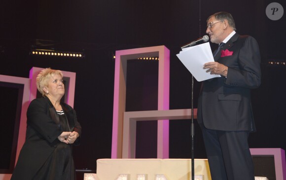 Mimie Mathy a reçu les insignes de Chevalier de l'Ordre National du Mérite des mains de Jean-Claude Camus à l'issue de son spectacle "Je re-papote avec vous" au théâtre de la Porte Saint-Martin à Paris, le 13 decembre 2013.