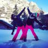 Les belles Laury Thilleman et Laurie Cholewa s'éclatent dans la station de ski de Val d'Isère.
