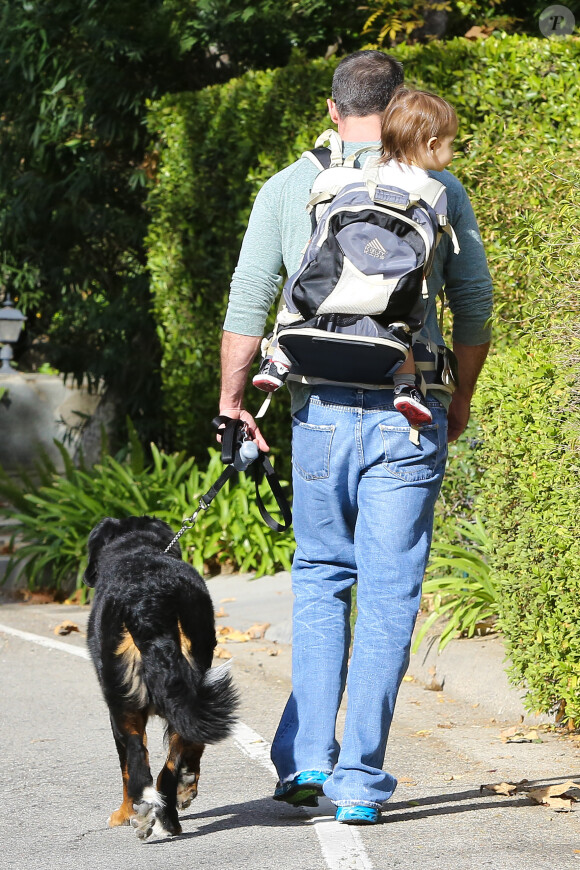 Freddie Prinze Jr en virée dans les rues de Los Angeles avec son fils Rocky James à Los Angeles, le 15 décembre 2013.