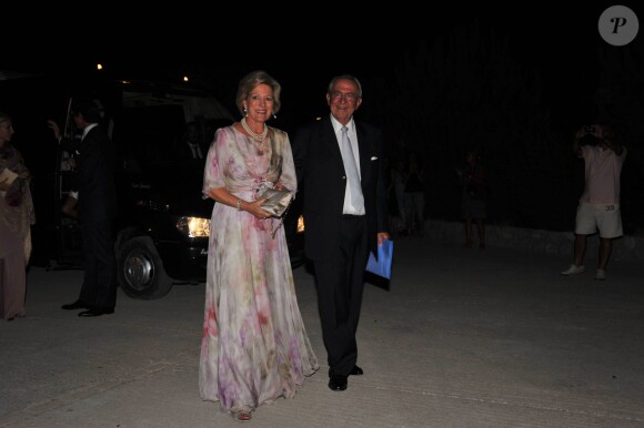 Le roi Constantin et la reine Anne-Marie de Grèce lors du mariage du prince Nikolaos et de la princesse Tatiana le 25 août 2010 à Spetses.