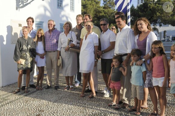 Le roi Constantin de Grèce et la reine Anne-Marie posant en famille au mariage du prince Nikolaos de Grèce et de la princesse Tatiana le 25 août 2010 à Spetses.