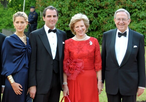 Tatiana Blatnik et le prince Nikolaos, à deux mois de leur mariage, avec la reine Anne-Marie et le roi Constantin de Grèce lors du mariage de la princesse Victoria de Suède à Stockholm le 18 juin 2010.