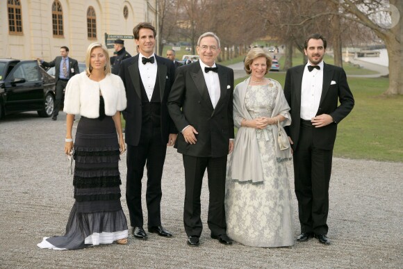 La princesse Marie-Chantal, le prince Pavlos, le roi Constantin, la reine Anne-Marie et le prince Nikolaos de Grèce lors de l'anniversaire du roi Carl XVI Gustaf de Suède en 2006.