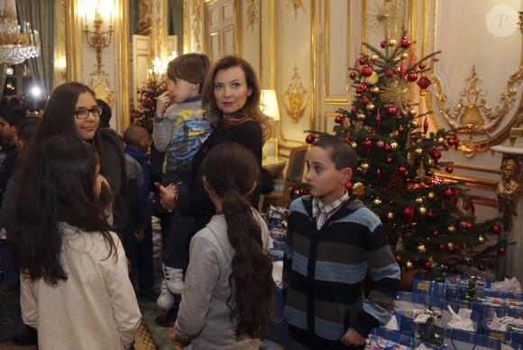 Valérie Trierweiler lors d'une fête de Noël à l'Elysée, en compagnie du père Noël, le 17 décembre 2013