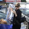 Gwen Stefani, enceinte, quitte un magasin Toys'R'Us avec le chariot plein. Los Angeles, le 17 décembre 2013.