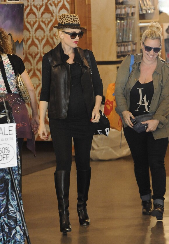 Gwen Stefani, enceinte, fait du shopping dans la boutique Urban Outfitters. Los Angeles, le 17 décembre 2013.