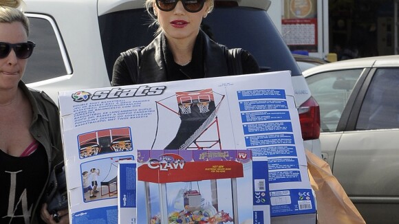 Gwen Stefani : Enceinte et souriante pour son shopping de Noël