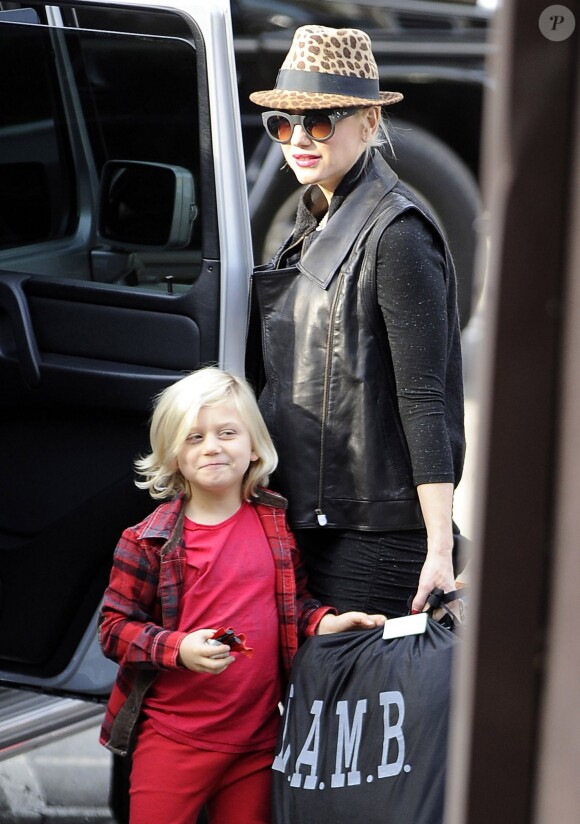 Gwen Stefani et son fils Zuma poursuivent leurs achats de Noël. Los Angeles, le 17 décembre 2013.