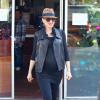 Gwen Stefani, enceinte, quitte un salon de manucure à Los Angeles le 17 décembre 2013.