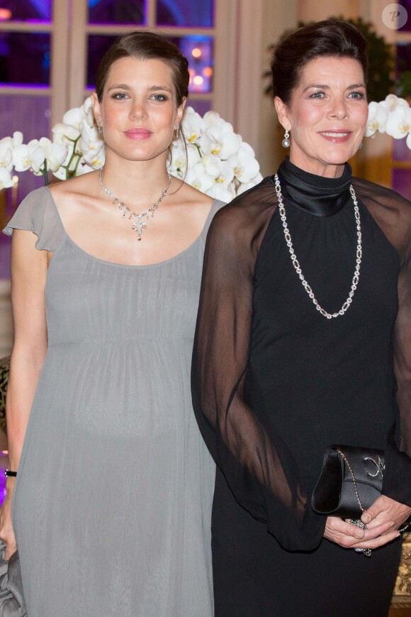 Charlotte Casiraghi enceinte pose aux côtés de sa mère la Princesse Caroline de Hanovre au dîner de gala des 50 ans de l'association AMADE Mondiale à l'hotel Hermitage à Monaco le 4 octobre 2013