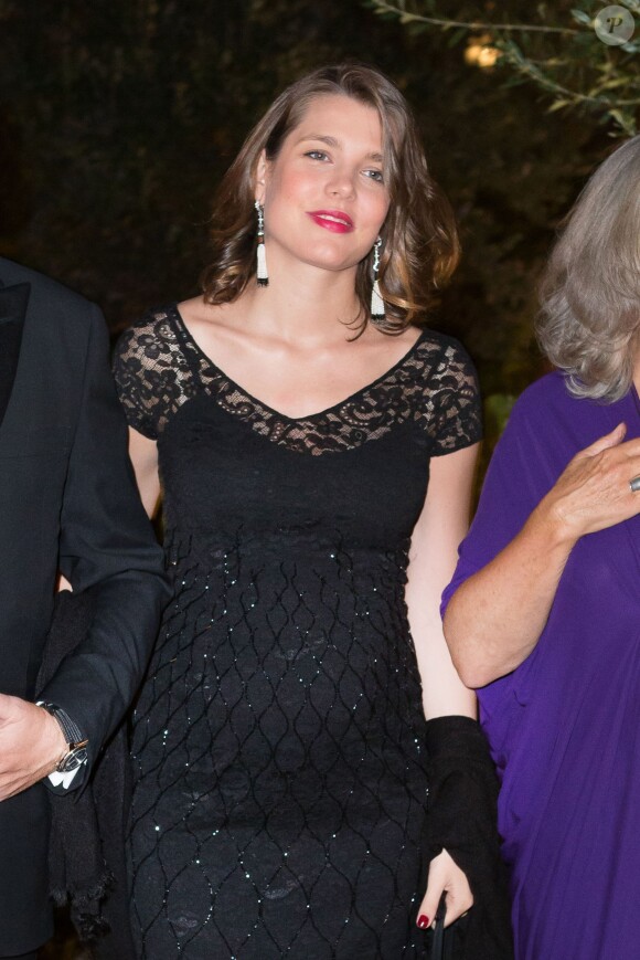 Charlotte Casiraghi enceinte choisit une robe en dentelle noire pour dévoiler son baby-bump. Elle accompagne son oncle Albert de Monaco au Diner de charite organisé par les Amis du Nouveau Musée National à la Villa Paloma, Monaco le 17 septembre 2013.