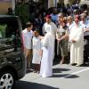 Sandrine Diouf entourée de ses fils Gaetan et Isaac, suivie de ses proches, aux obsèques de son mari Mouss Diouf, le 9 juillet 2012, à Auriol.