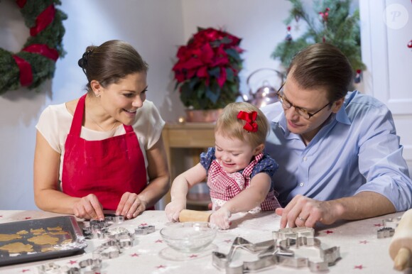 La princesse Estelle de Suède lors d'un atelier de Noël avec ses parents la princesse Victoria et le prince Daniel en décembre 2013