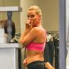 Nicollette Sheridan fait retoucher son pantalon, à Los Angeles, le 18 décembre 2013.