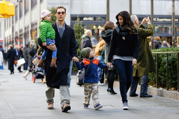 Matthew McConaughey et Camila Alves se promènent avec leurs enfants Levi et Vida à New York le 18 décembre 2013.
