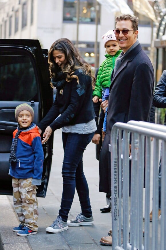 Matthew McConaughey et Camila Alves se baladent avec leurs enfants Levi et Vida à New York le 18 décembre 2013.