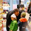 Matthew McConaughey avec ses enfants Levi et Vida au M&M Store à New York le 18 décembre 2013.