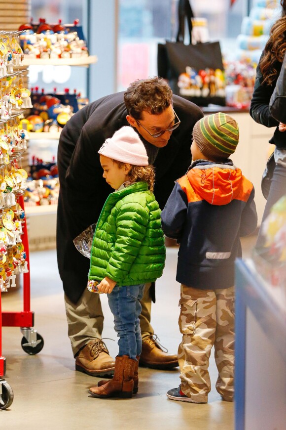 Matthew McConaughey avec ses enfants Levi et Vida au M&M Store à New York le 18 décembre 2013.
