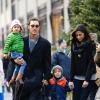 Matthew McConaughey et Camila Alves se promènent avec leurs enfants Levi et Vida à New York le 18 décembre 2013.