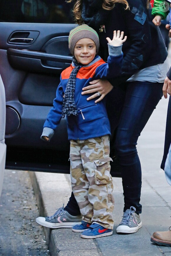 Levi - Matthew McConaughey et Camila Alves se promènent avec leurs enfants Levi et Vida à New York le 18 décembre 2013.