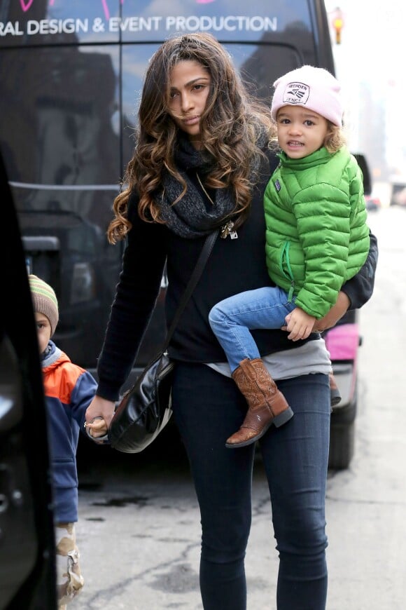 Camila Alves avec sa fille Vida à New York le 18 décembre 2013.