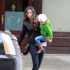 Camila Alves avec sa fille Vida à New York le 18 décembre 2013.
