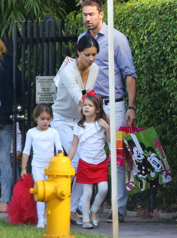 Exclusif - Adriana Lima et son mari Marko Jaric se rendent à la fête de l'école de leurs filles Valentina pour Noël à Miami, le 19 decembre 2013.