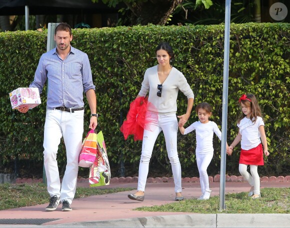 Exclusif - Belle journée en famille ! Adriana Lima et son mari Marko Jaric se rendent à la fête de l'école de leurs filles Valentina pour Noël à Miami, le 19 decembre 2013.