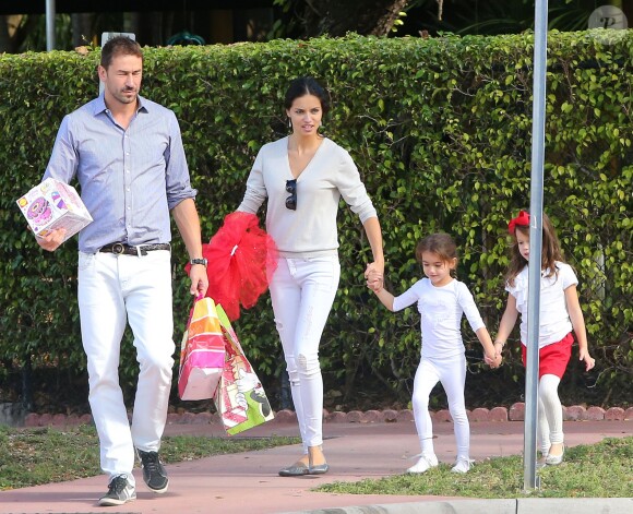 Exclusif - Adriana Lima et son mari Marko Jaric se rendent à la fête de l'école de leurs filles Valentina pour Noël à Miami, le 19 decembre 2013.