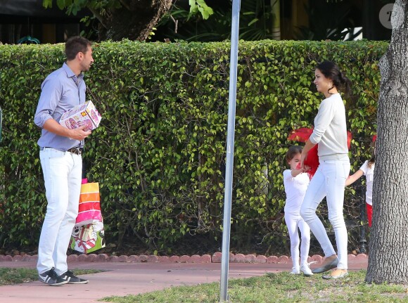 Exclusif - Adriana Lima et son mari Marko Jaric se rendent à la fête de l'école de leurs filles Valentina pour Noël à Miami, le 19 decembre 2013.
