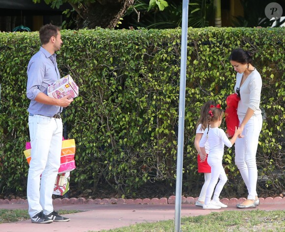 Exclusif - Adriana Lima et son mari Marko Jaric se rendent à la fête de l'école de leurs filles Valentina pour Noël à Miami, le 19 decembre 2013.
