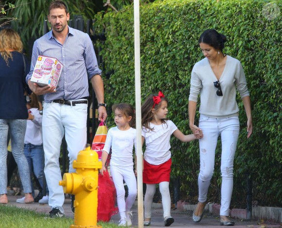 Exclusif - Adriana Lima et son mari Marko Jaric se rendent à la fête de l'école de leurs filles Valentina pour Noël à Miami, le 19 decembre 2013.