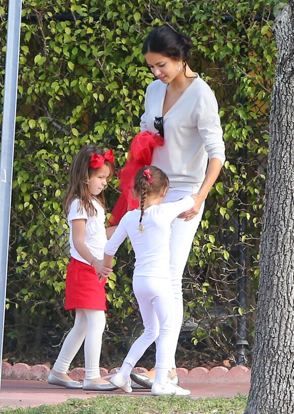 Exclusif - Adriana Lima et son mari Marko Jaric se rendent à la fête de l'école de leurs filles Valentina pour Noël à Miami, le 19 decembre 2013.
