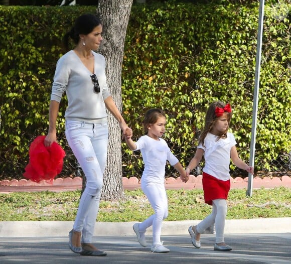 Exclusif - Adriana Lima et son mari Marko Jaric se rendent à la fête de l'école de leurs filles Valentina pour Noël à Miami, le 19 decembre 2013.