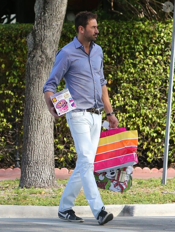 Exclusif - Adriana Lima et son mari Marko Jaric se rendent à la fête de l'école de leurs filles Valentina pour Noël à Miami, le 19 decembre 2013.
