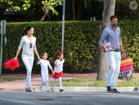 Exclusif - Adriana Lima et son mari Marko Jaric se rendent à la fête de l'école de leurs filles Valentina pour Noël à Miami, le 19 decembre 2013.
