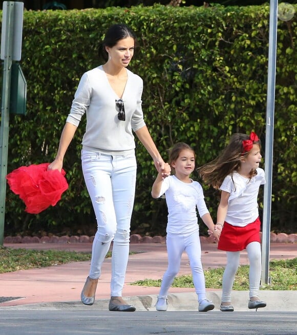 Exclusif - Adriana Lima et son mari Marko Jaric se rendent à la fête de l'école de leurs filles Valentina pour Noël à Miami, le 19 decembre 2013.