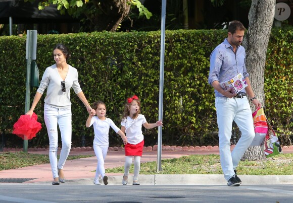 Exclusif - Adriana Lima et son mari Marko Jaric se rendent à la fête de l'école de leurs filles Valentina pour Noël à Miami, le 19 decembre 2013.