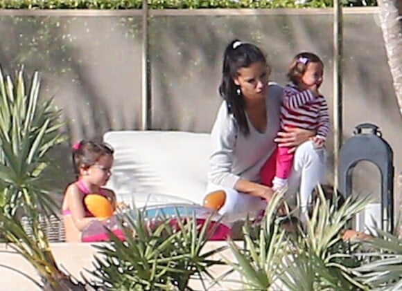 Exclusif - Adriana Lima et son mari Marko Jaric se prélassent au bord d'une piscine à Miami le 19 decembre 2013.