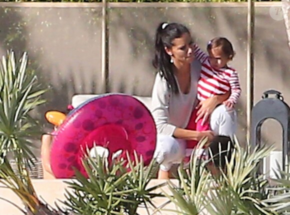Exclusif - Adriana Lima et son mari Marko Jaric se prélassent au bord d'une piscine à Miami le 19 decembre 2013.